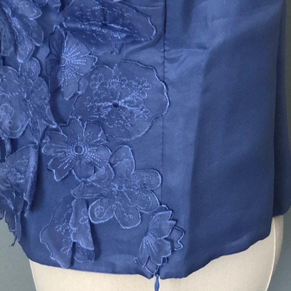 BEAUTIFUL SILK TOP WITH RUFFLED FLOWERS SIZE 6, SIDE ZIPPER-PERIWINKLE COLOR - Picture 9 of 11